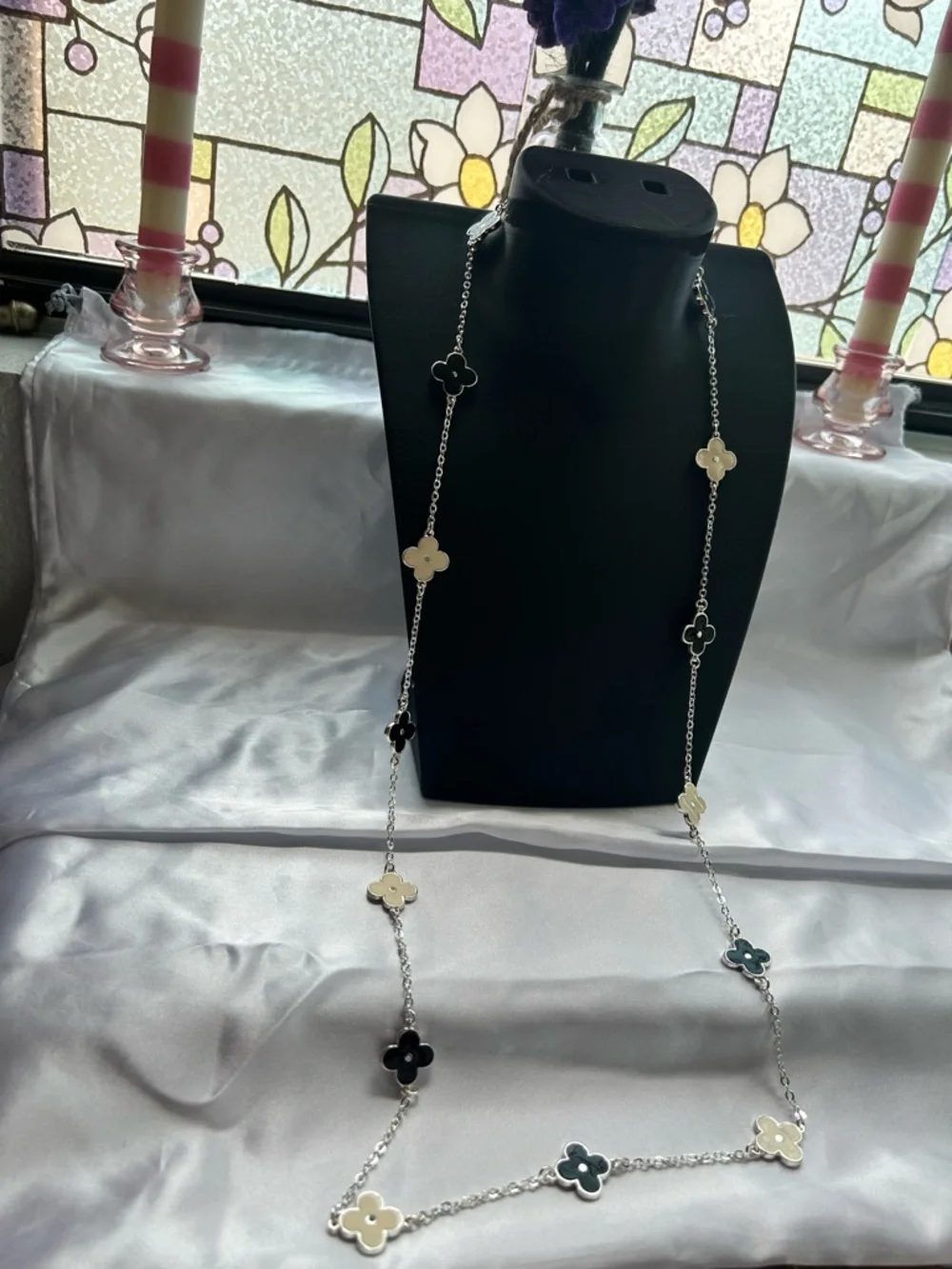 Zoetik Black and White Clover Link Necklace - Picture 3 of 3